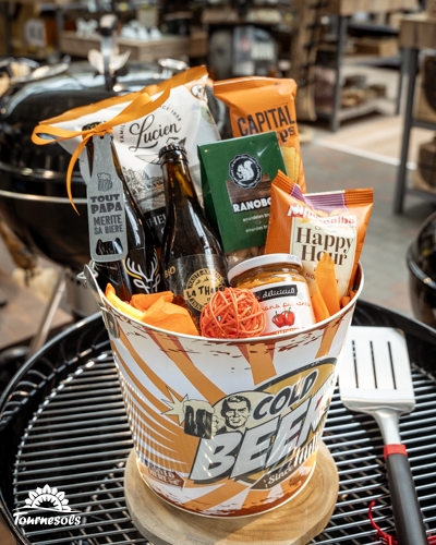 Seau cadeau fête des pères rempli de bière, chips et collations.